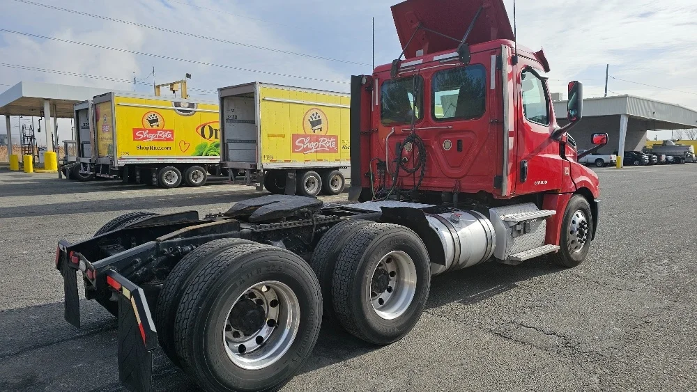 2019 Freightliner Cascadia in Edison, NJ — photo 7