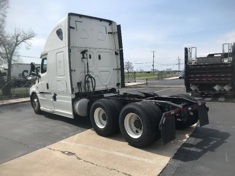 2020 Freightliner Cascadia - image 5