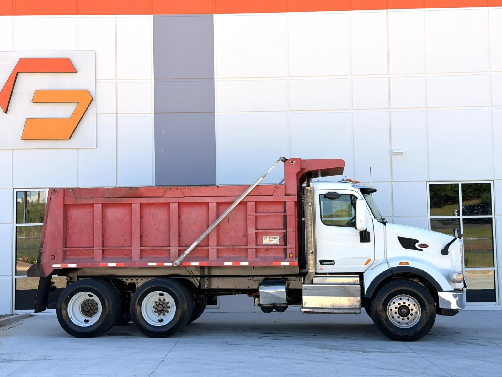 2016 Peterbilt 567 - image 4