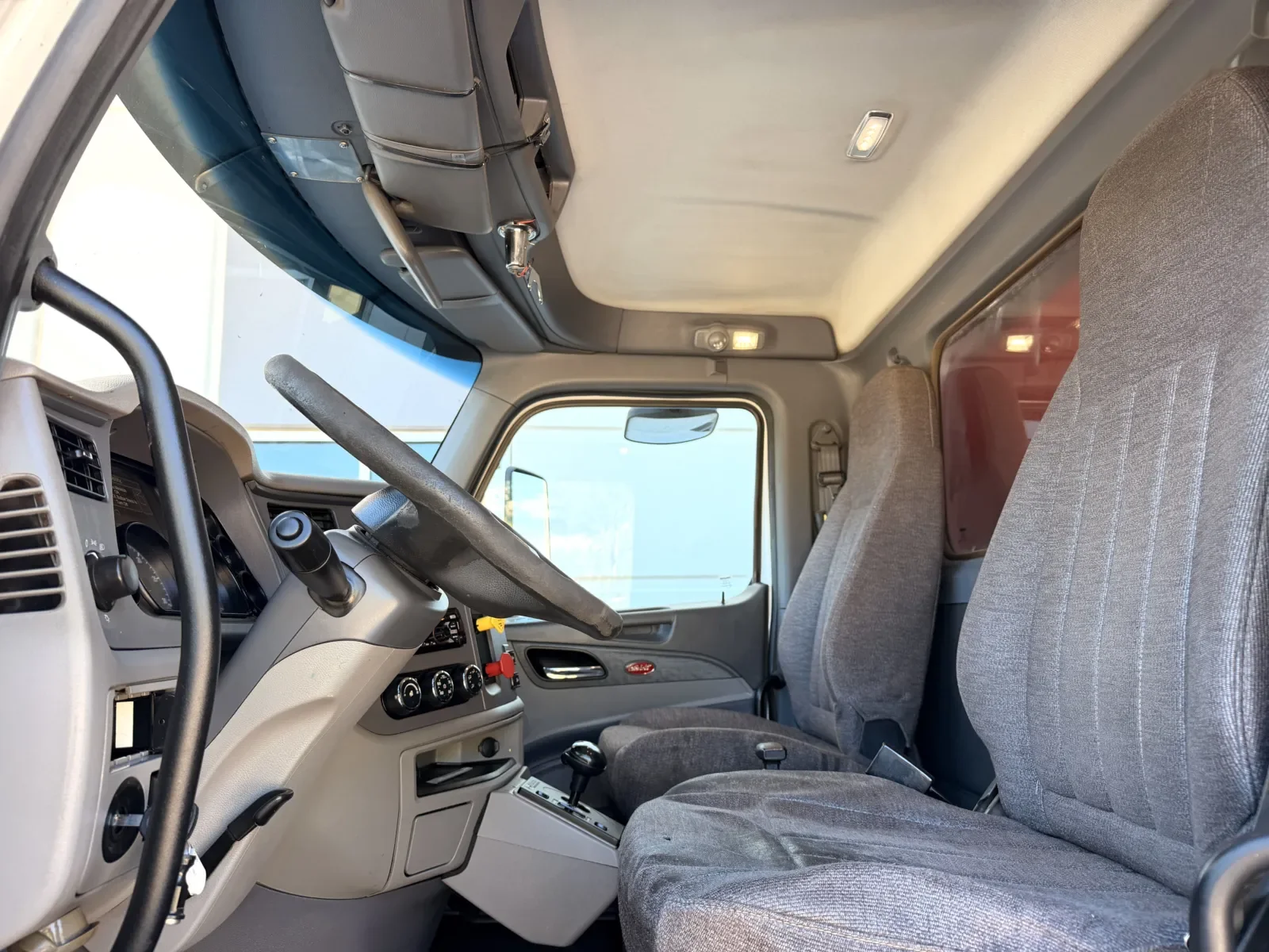 2016 Peterbilt 567 - image 15