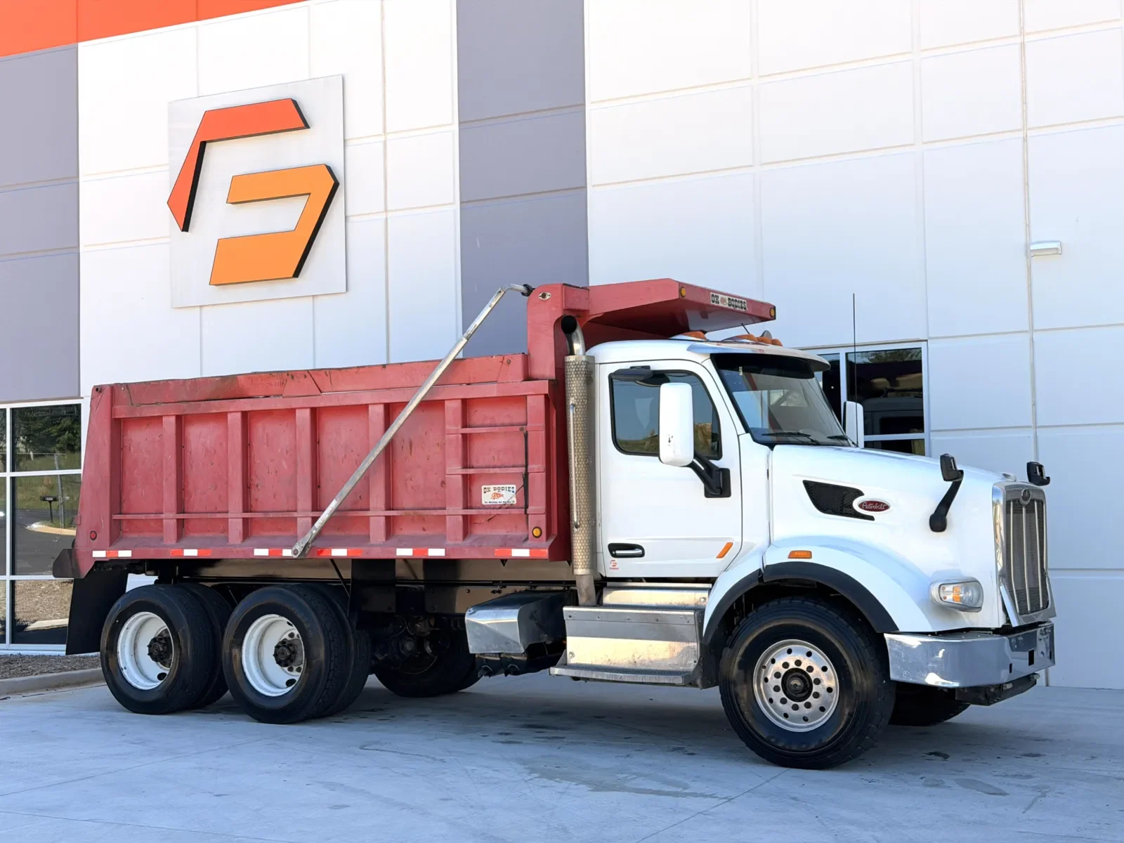 2016 Peterbilt 567 - image 2