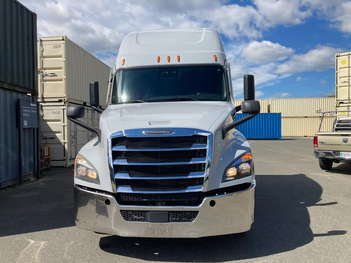 2021 Freightliner Cascadia in Springfield, MA — photo 2