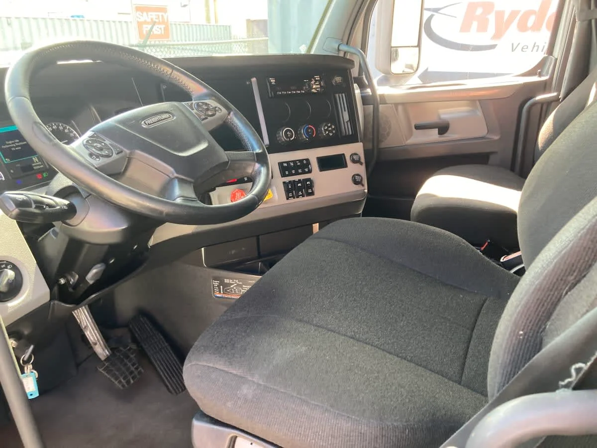 2021 Freightliner Cascadia in Springfield, MA — photo 11