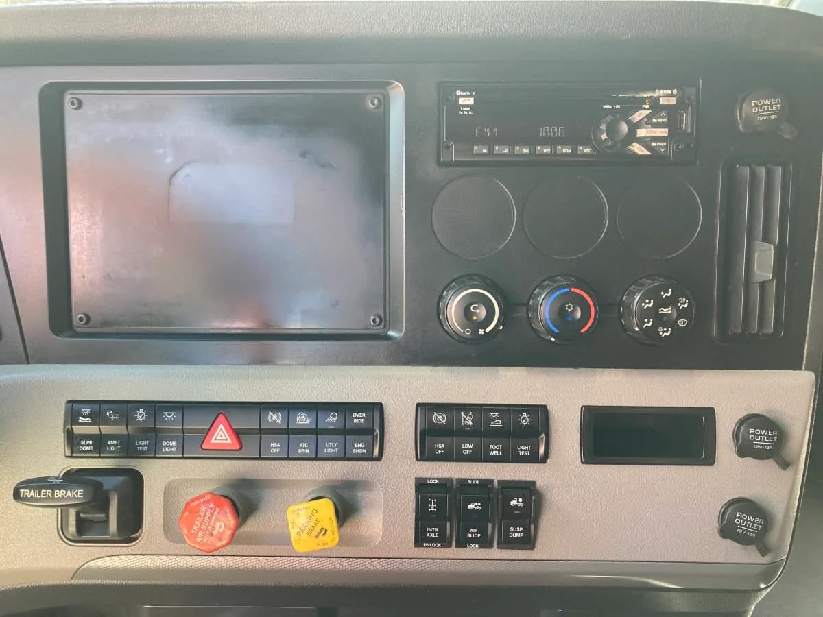 2021 Freightliner Cascadia in Springfield, MA — photo 13