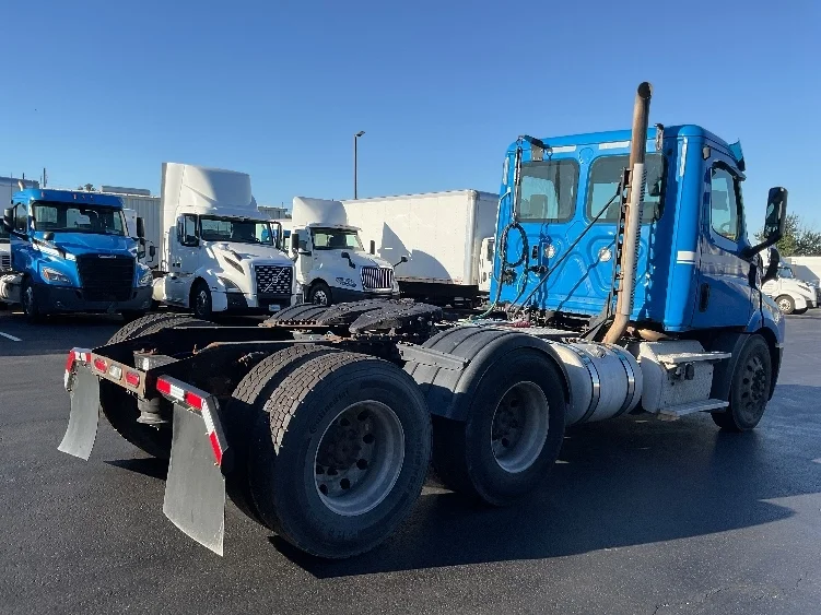 2019 Freightliner Cascadia - image 7