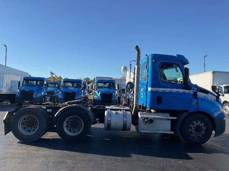 2019 Freightliner Cascadia - image 8