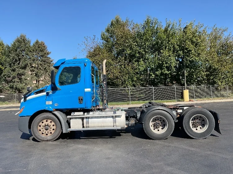 2019 Freightliner Cascadia - image 4