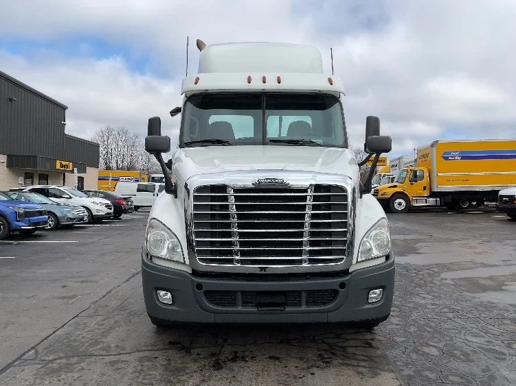2019 Freightliner Cascadia - image 2