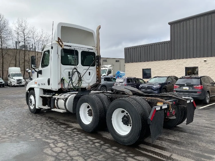 2019 Freightliner Cascadia - image 5
