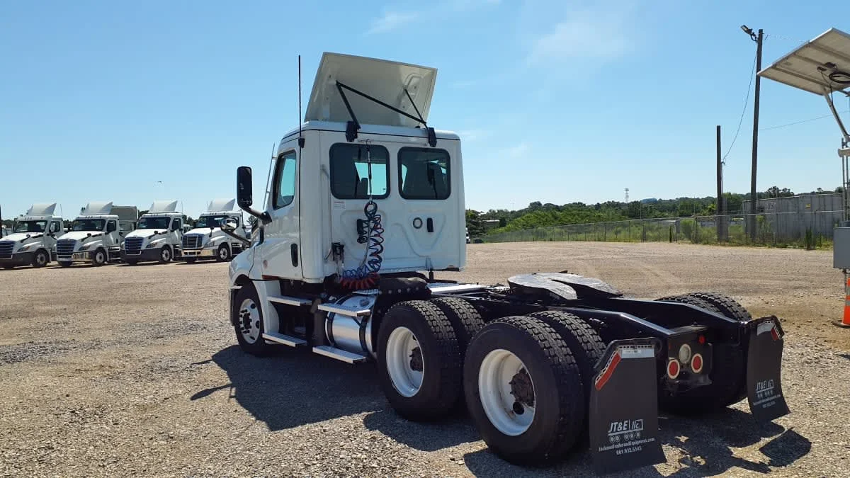 2021 Freightliner Cascadia in Birmingham, AL — photo 6