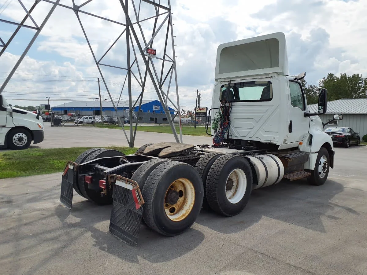 2019 International LT - image 4