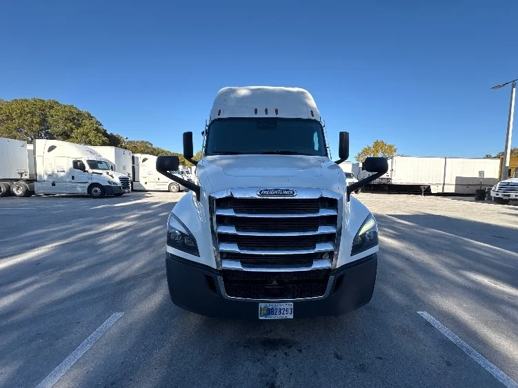 2024 Freightliner Cascadia - image 2