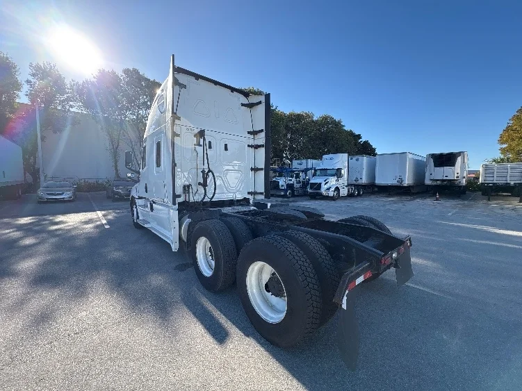 2024 Freightliner Cascadia - image 5