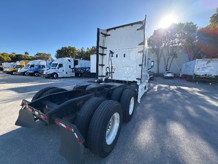 2024 Freightliner Cascadia - image 7