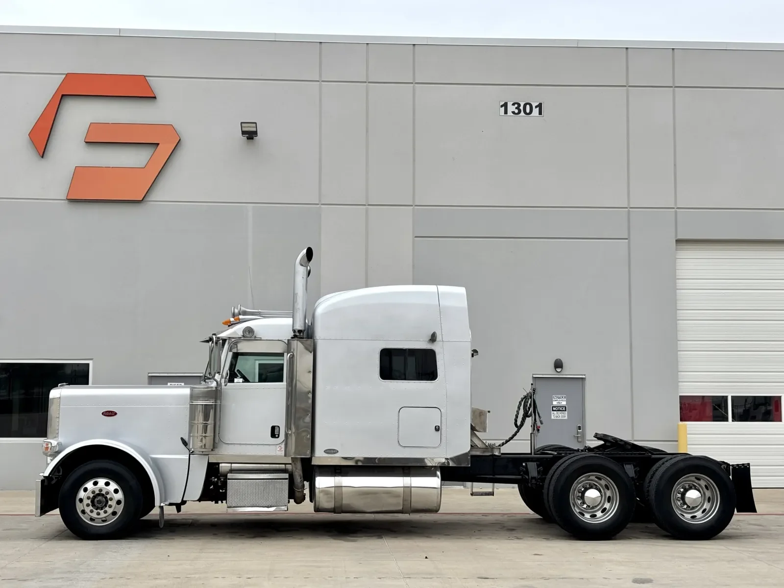 2008 Peterbilt 389 in Hutchins, TX — photo 4