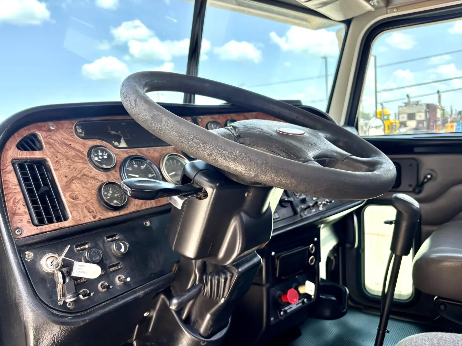 2005 Peterbilt 379 in Hutchins, TX — photo 15