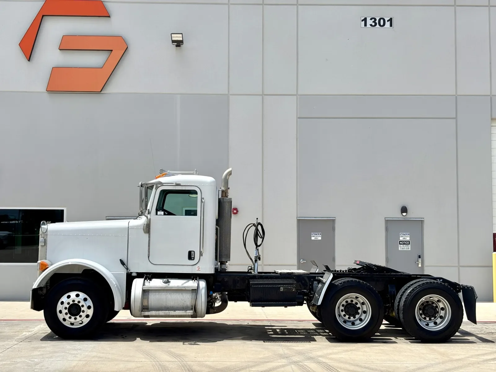 2005 Peterbilt 379 in Hutchins, TX — photo 4