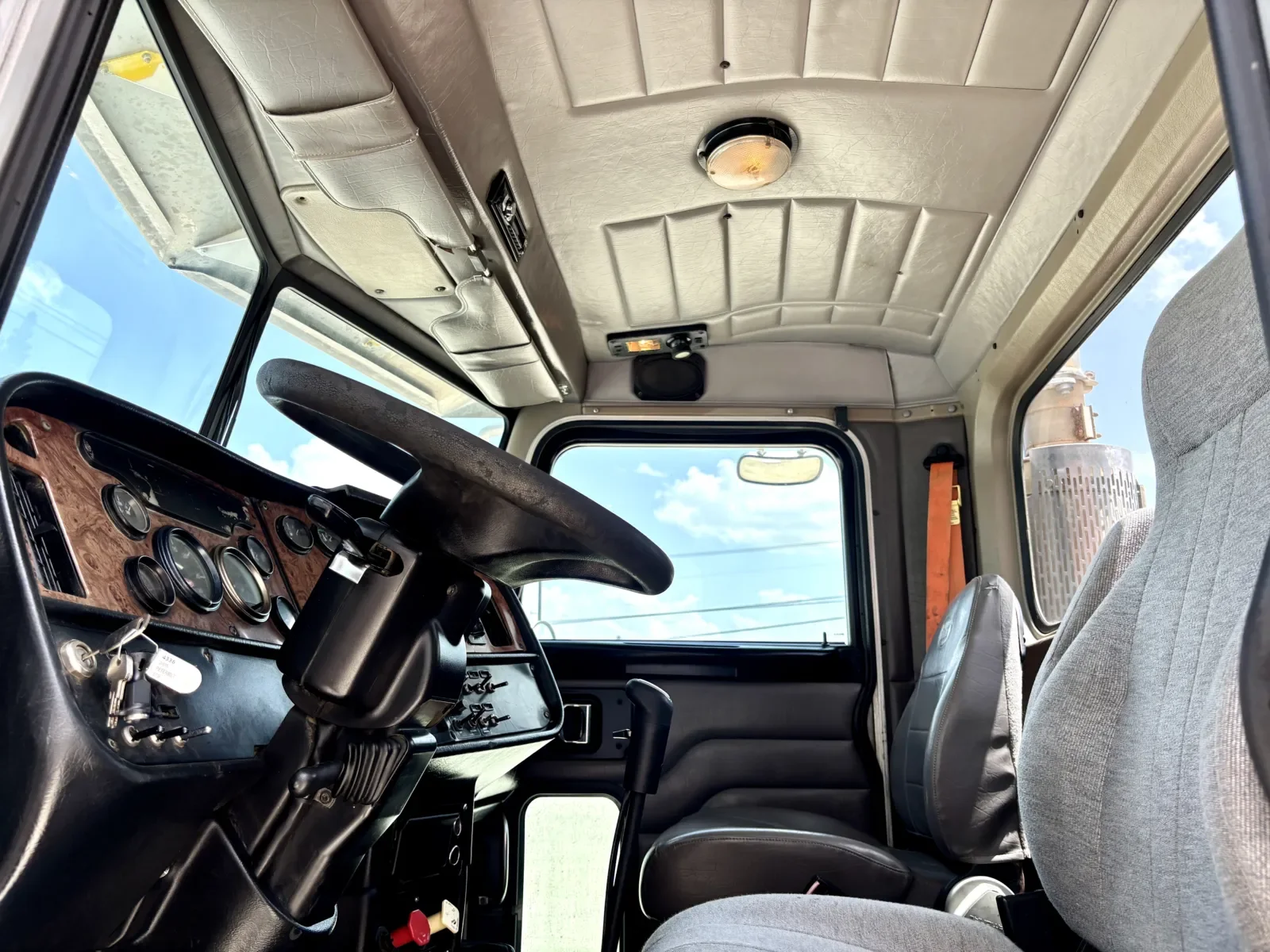 2005 Peterbilt 379 in Hutchins, TX — photo 14