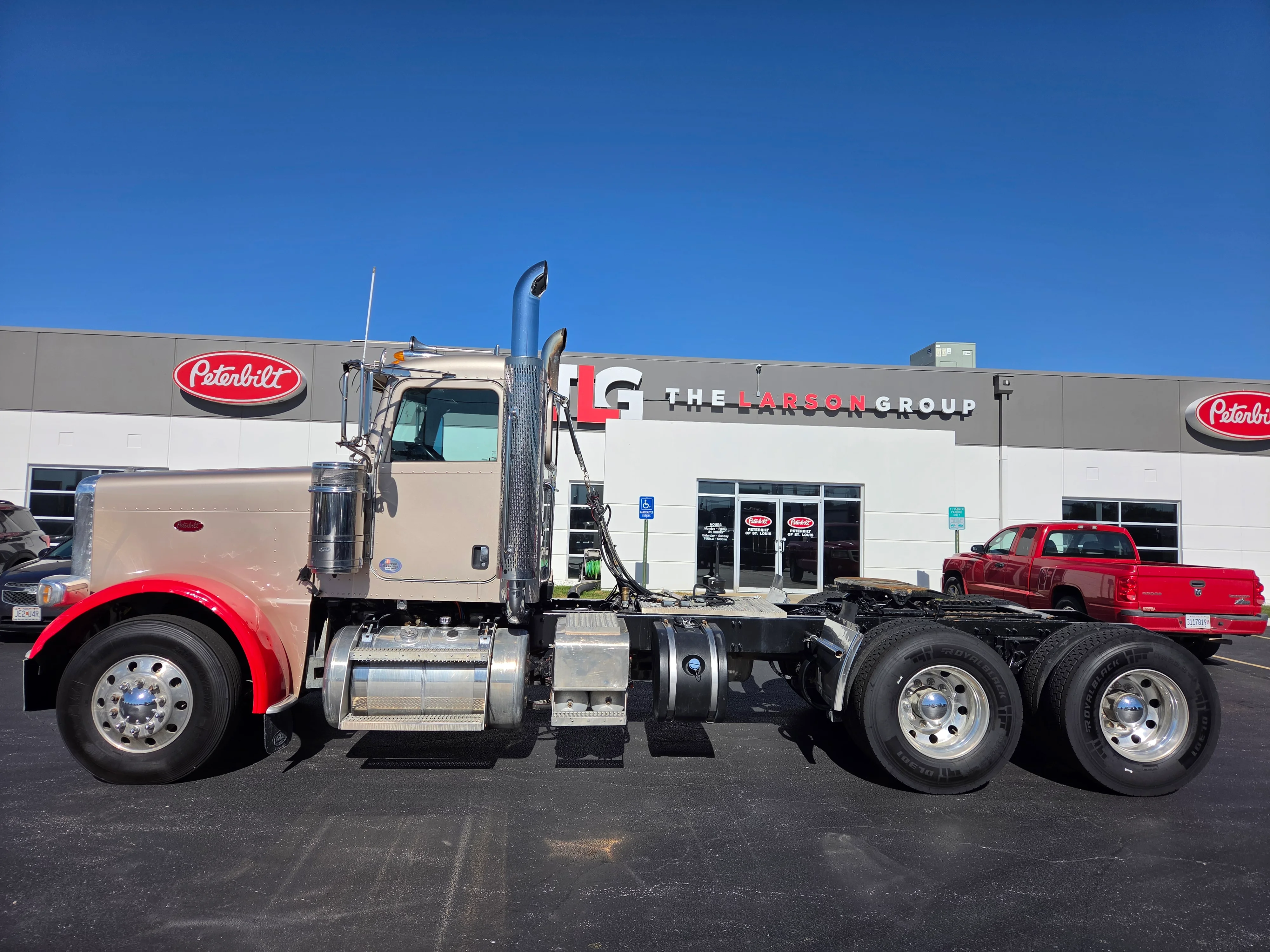 2018 Peterbilt 389 in Springfield, MO — photo 2