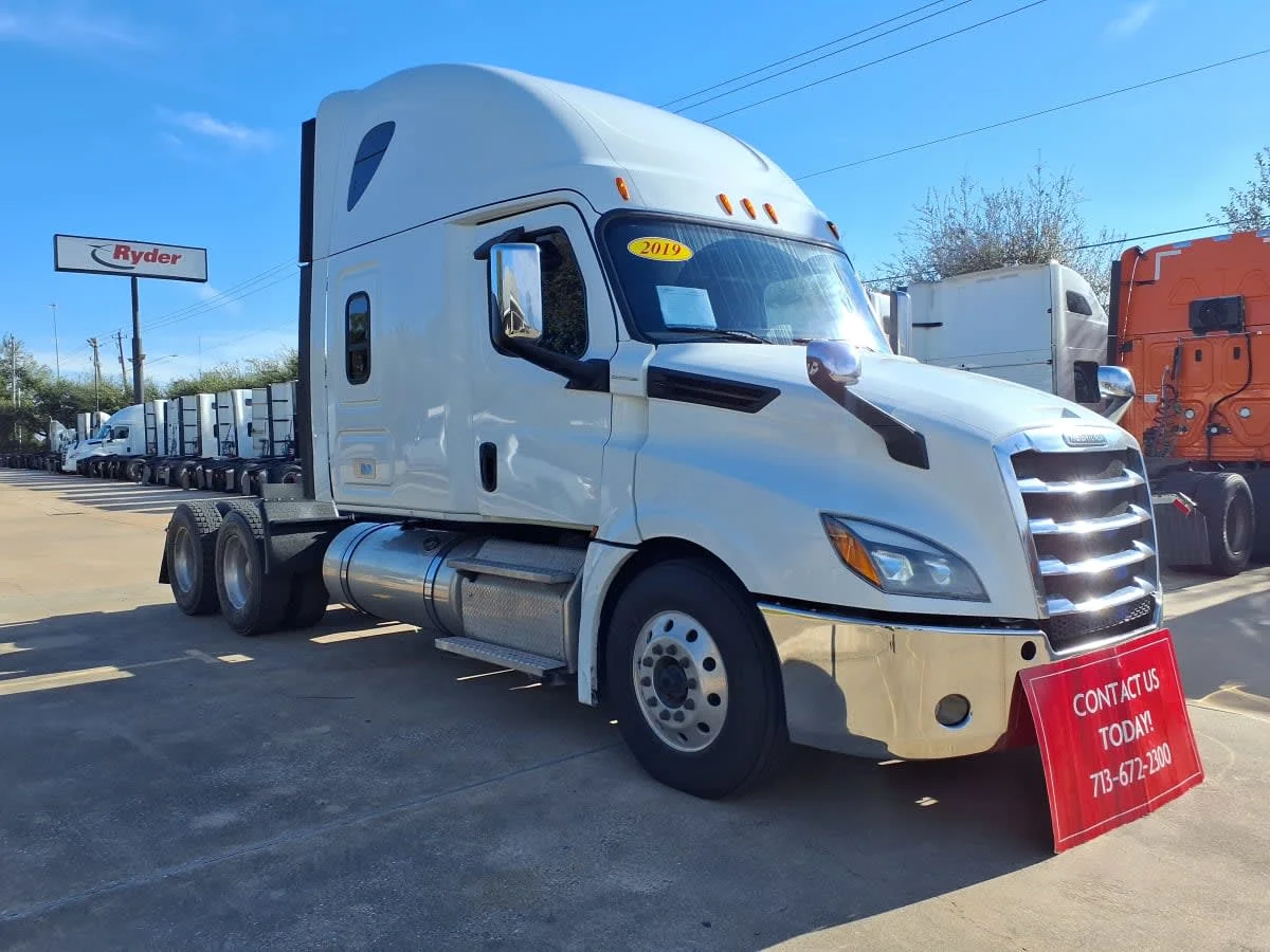 2019 Freightliner Cascadia - image 3