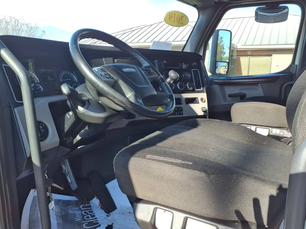 2019 Freightliner Cascadia - image 7