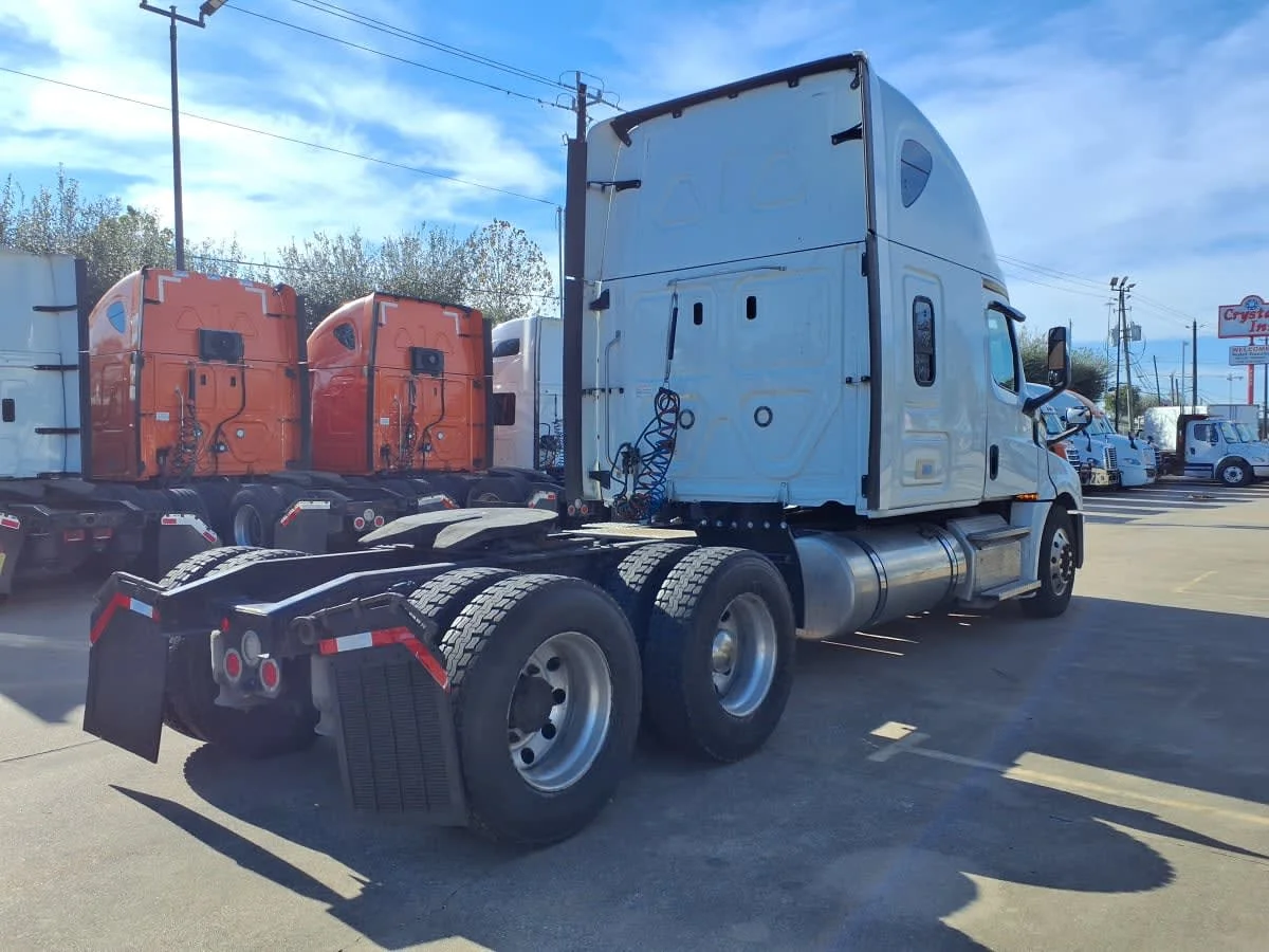 2019 Freightliner Cascadia - image 4