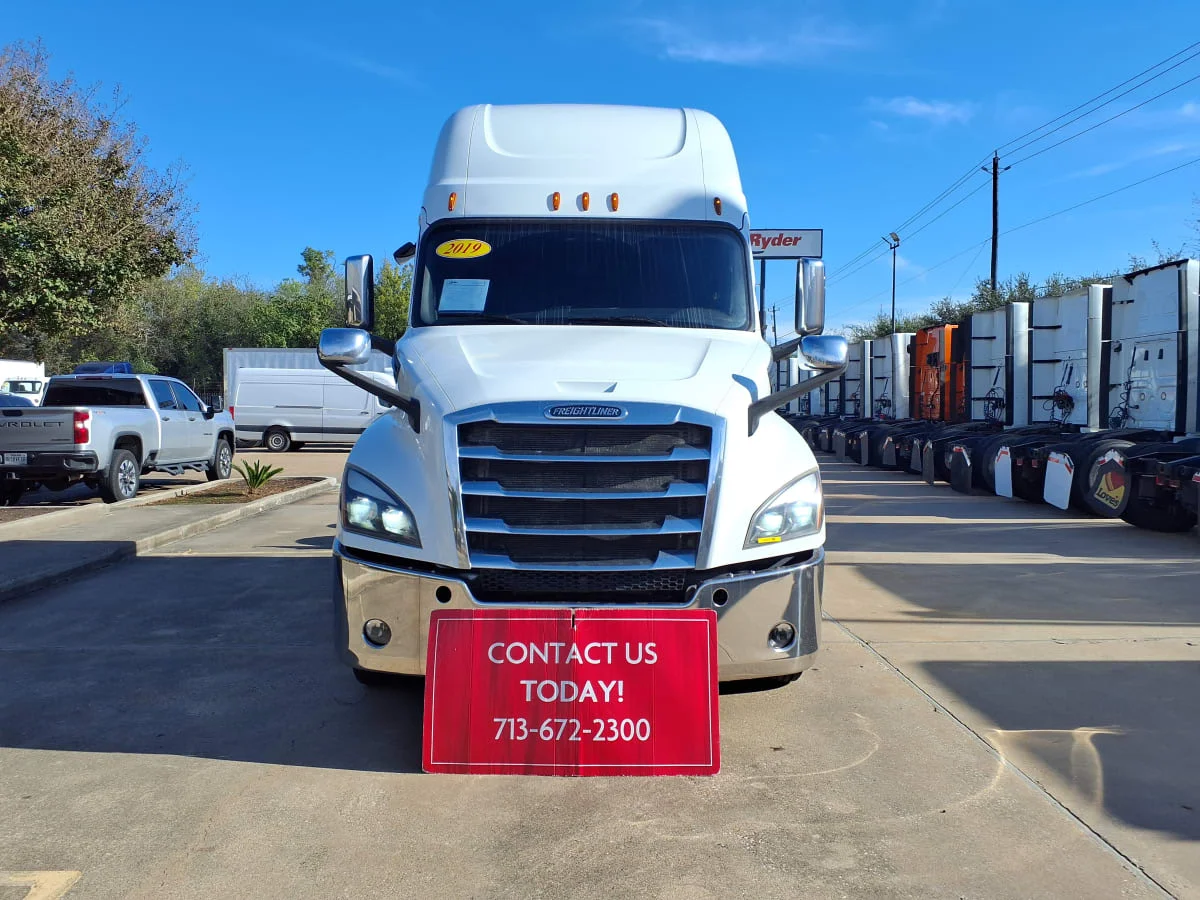 2019 Freightliner Cascadia - image 2