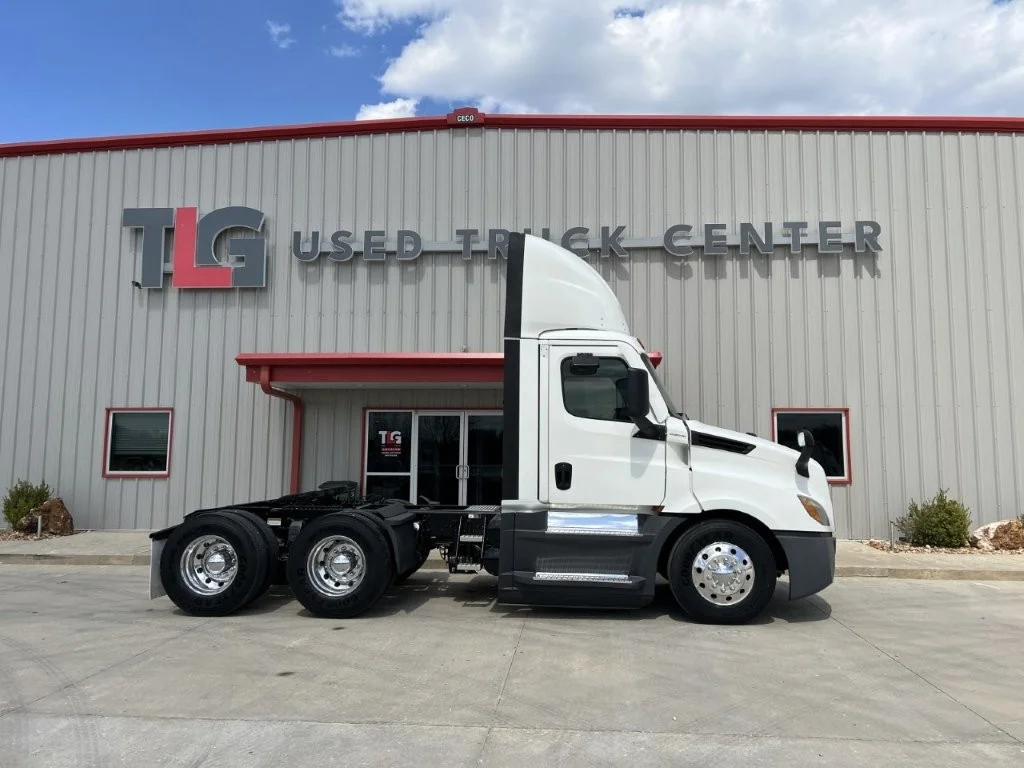 2021 Freightliner Cascadia - image 3