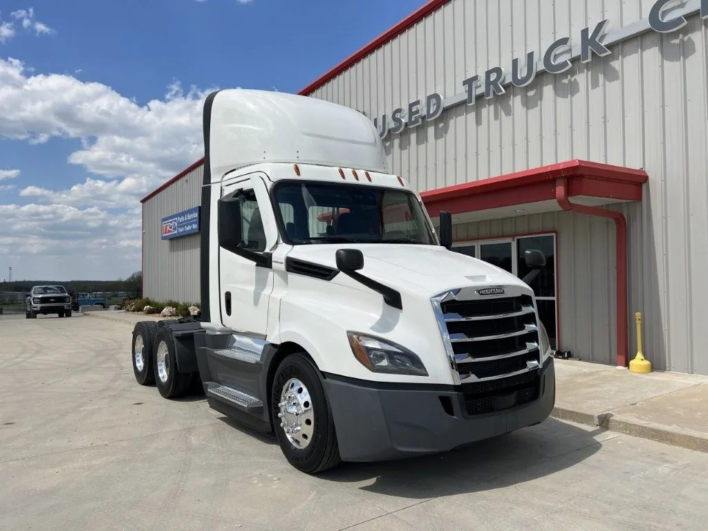 2021 Freightliner Cascadia - image 2