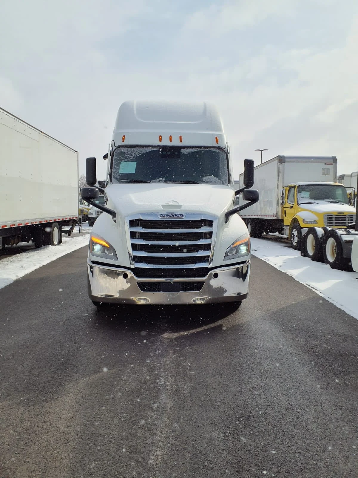 2022 Freightliner Cascadia in Bolingbrook, IL — photo 2