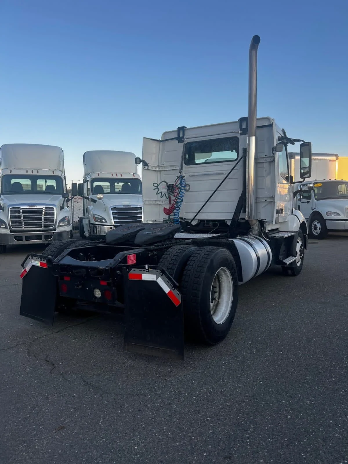 2019 Volvo VNL 860 in West Sacramento, CA — photo 4