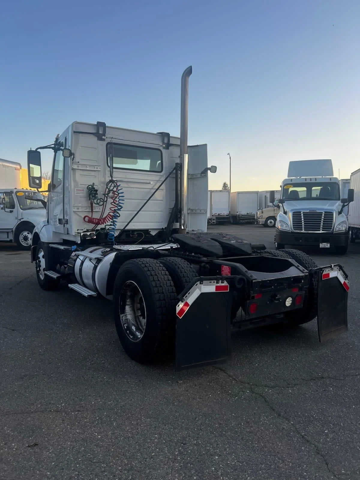 2019 Volvo VNL 860 in West Sacramento, CA — photo 6