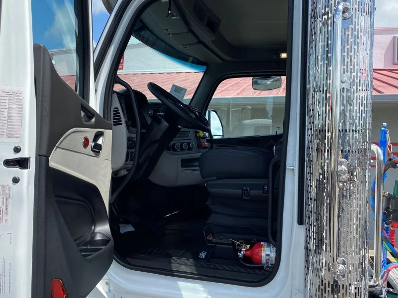 2027 Peterbilt 567 in Fort Lauderdale, FL — photo 3