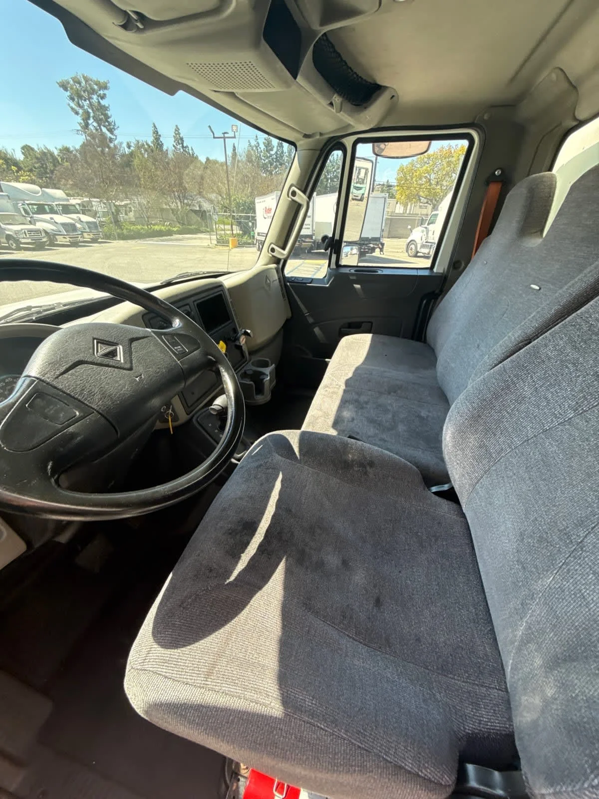 2016 International 4300 - image 7