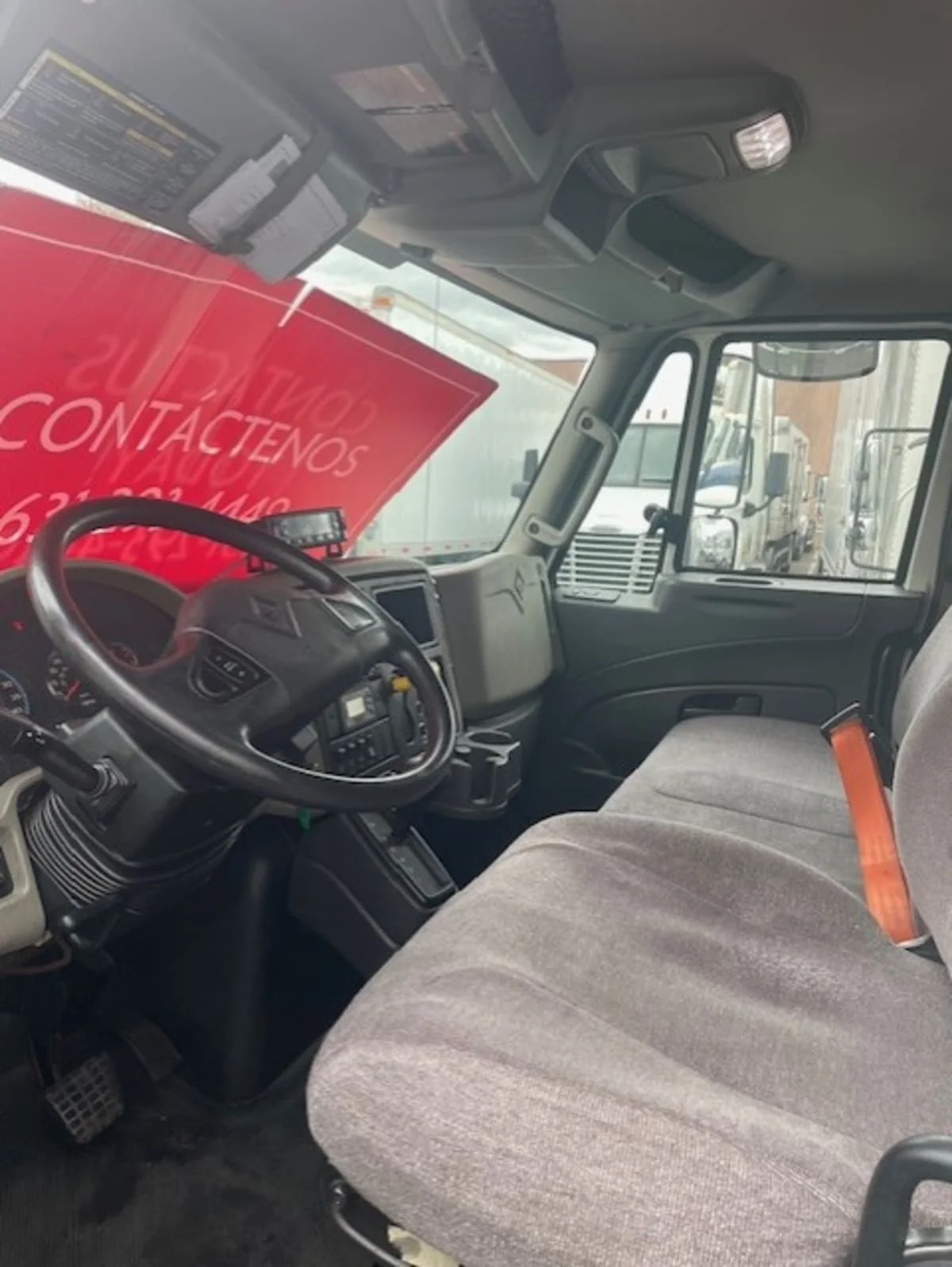 2018 International 4300 - image 8