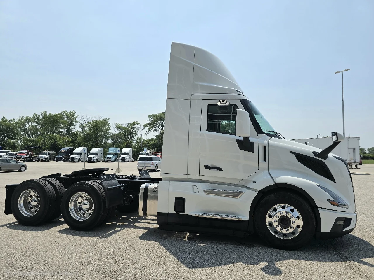 2026 Volvo VNL 300 in Toledo, OH — photo 11