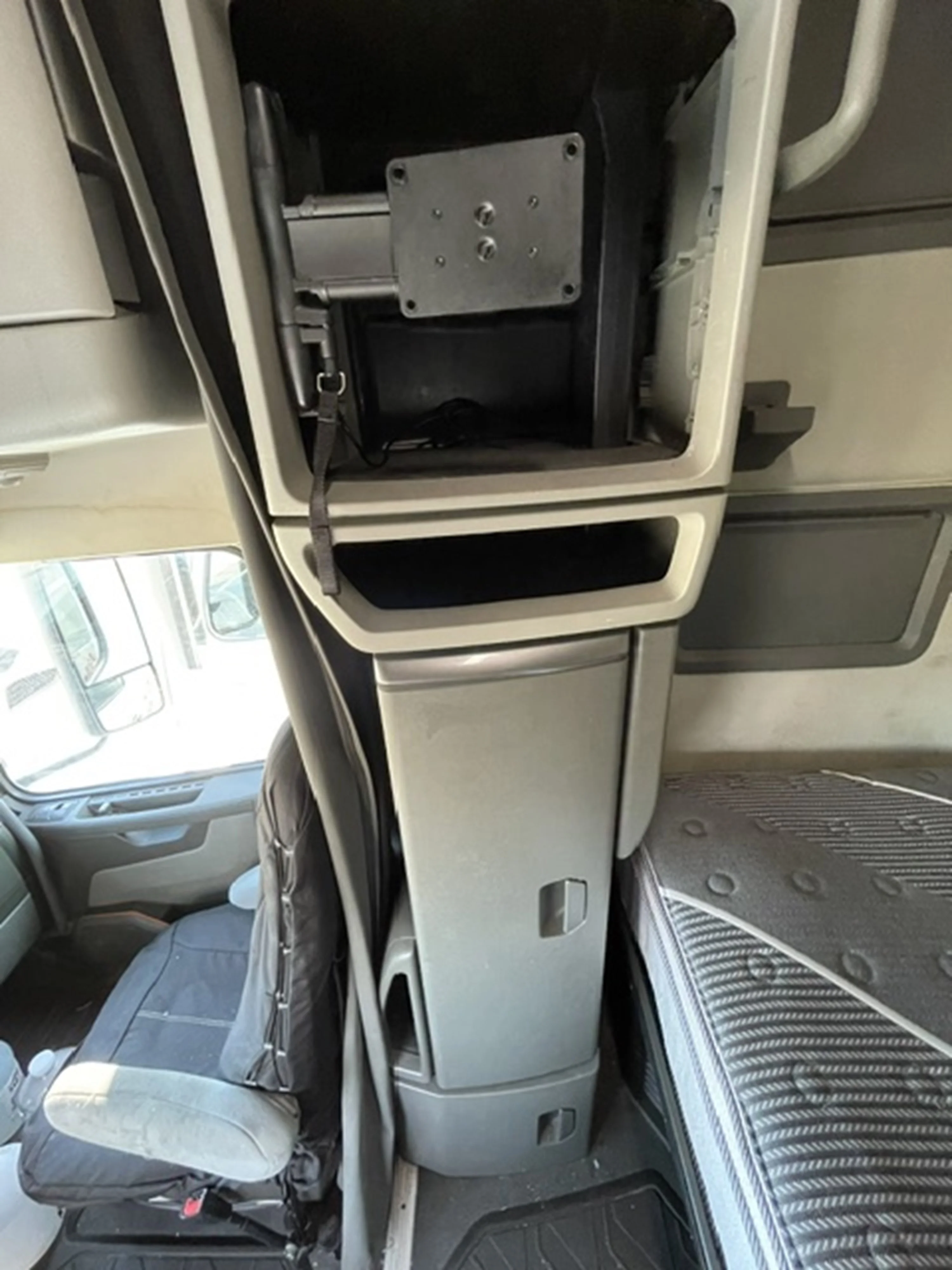 2021 Volvo VNL 760 in La Vergne — photo 7