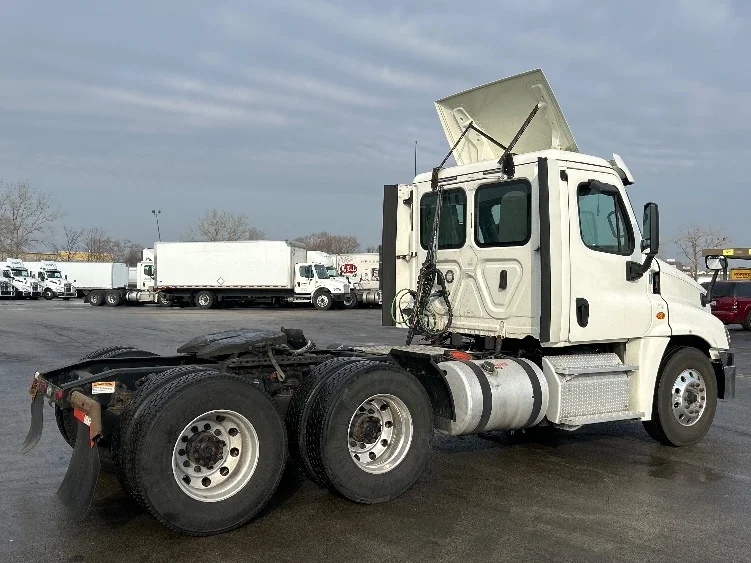 2019 Freightliner Cascadia in La Porte, IN — photo 7