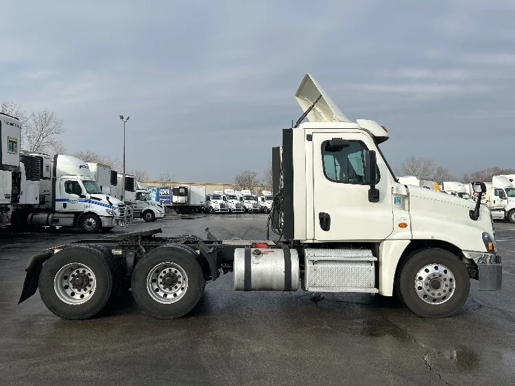 2019 Freightliner Cascadia in La Porte, IN — photo 8