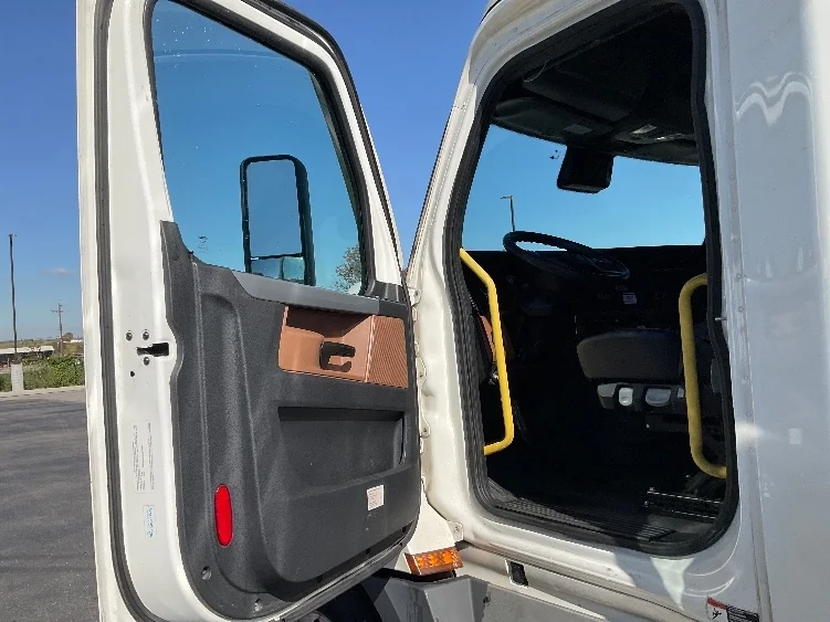 2022 Freightliner Cascadia - image 9