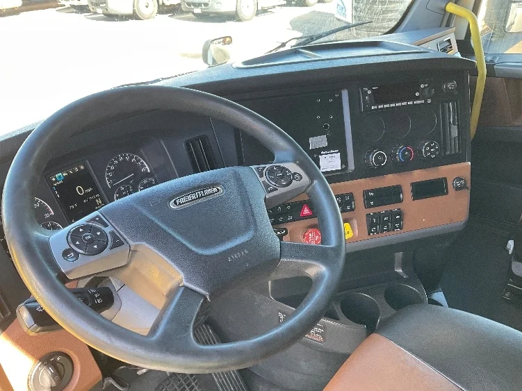 2022 Freightliner Cascadia - image 10