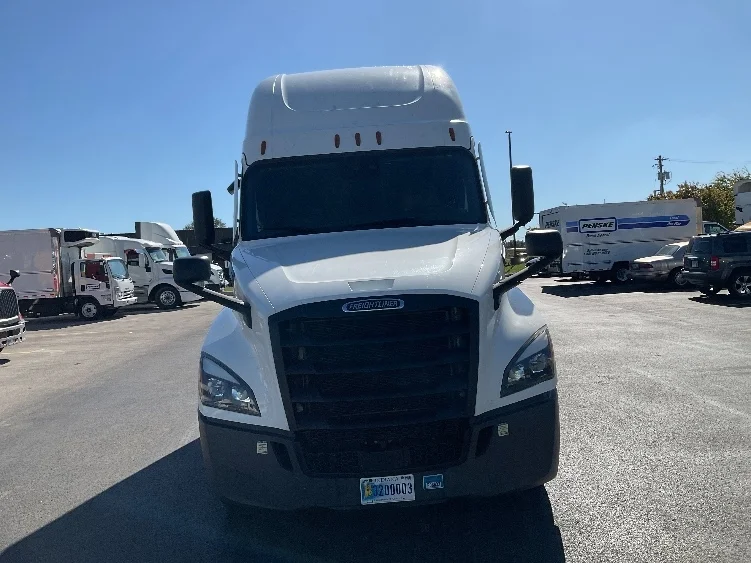 2022 Freightliner Cascadia - image 2