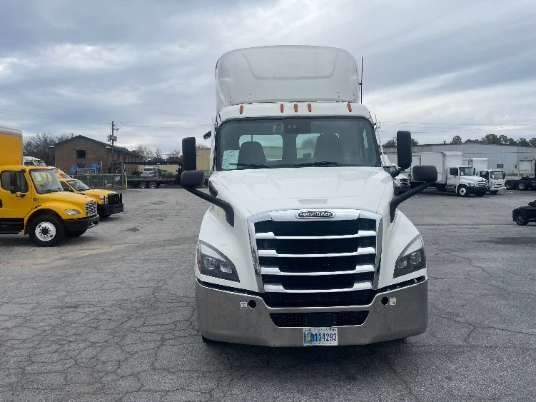 2022 Freightliner Cascadia - image 2