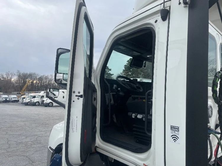 2022 Freightliner Cascadia - image 9