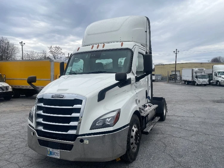 2022 Freightliner Cascadia - image 3