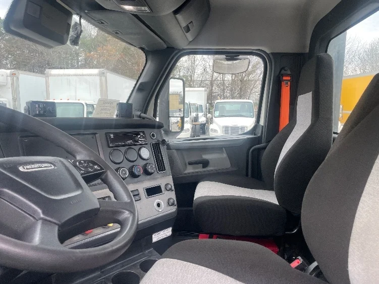 2022 Freightliner Cascadia - image 10