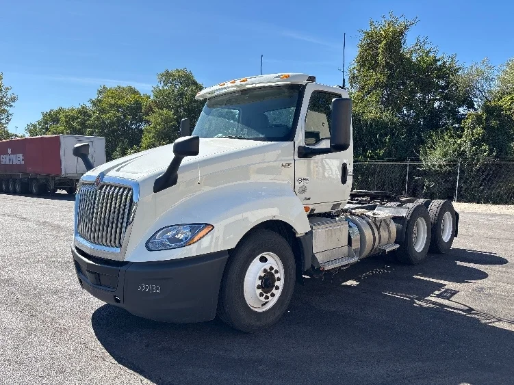 2019 International LT - image 3