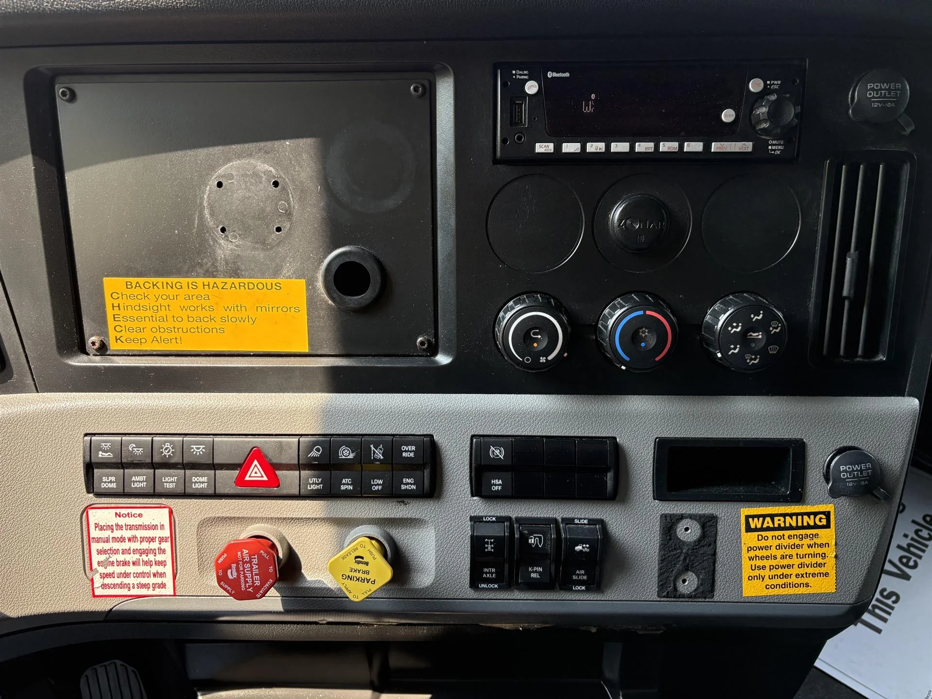 2022 Freightliner Cascadia in Inver Grove Heights, MN — photo 15