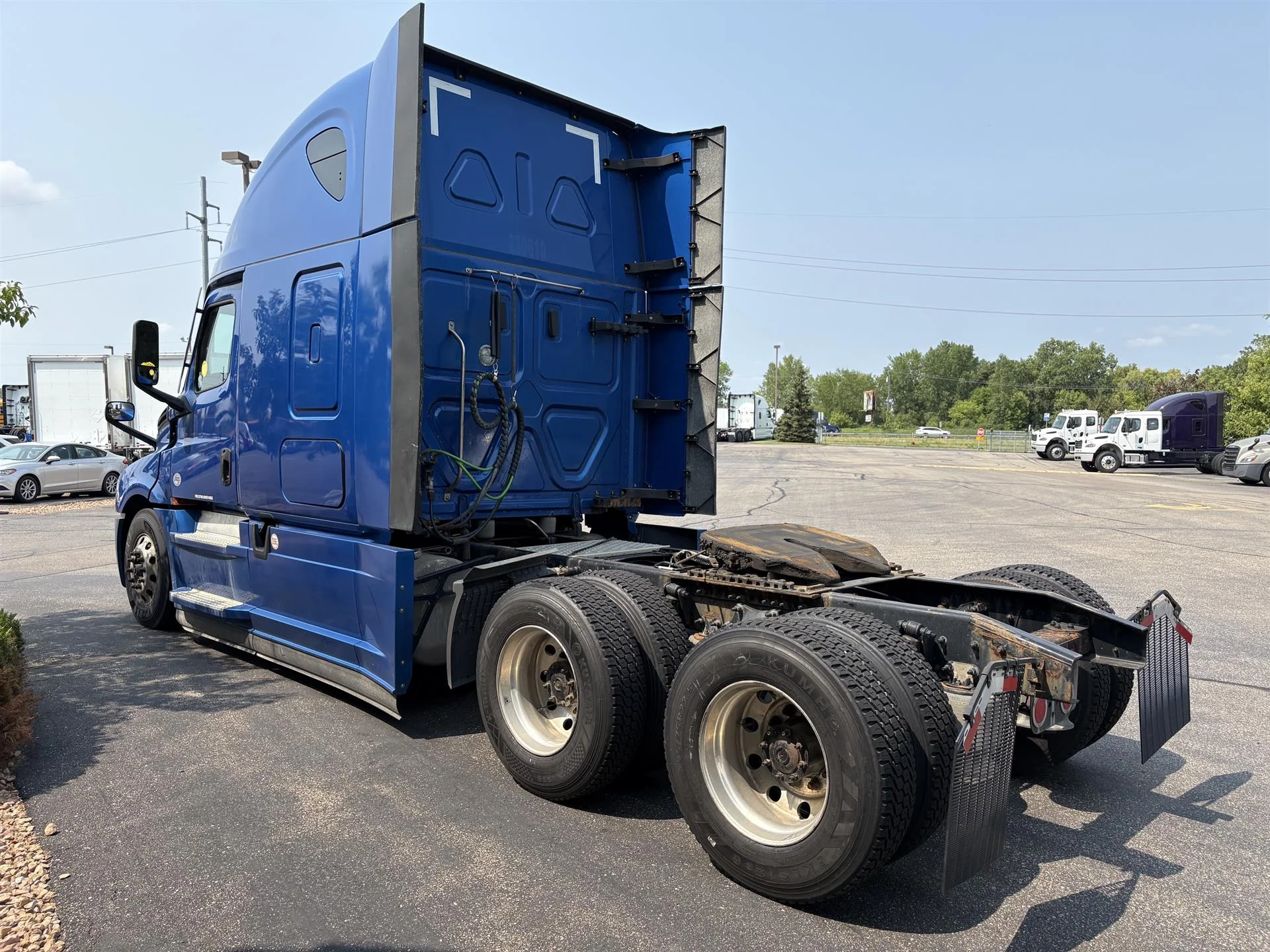 2022 Freightliner Cascadia in Inver Grove Heights, MN — photo 3