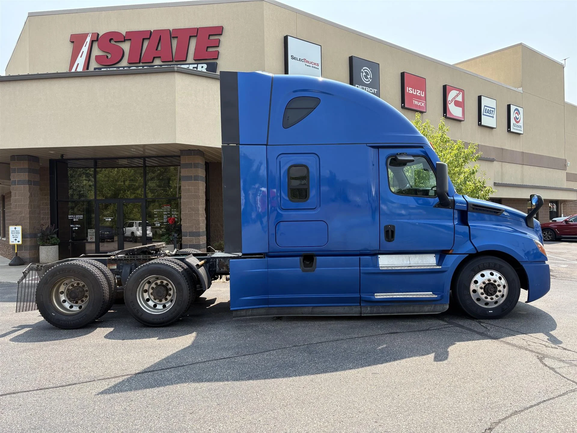 2022 Freightliner Cascadia in Inver Grove Heights, MN — photo 2